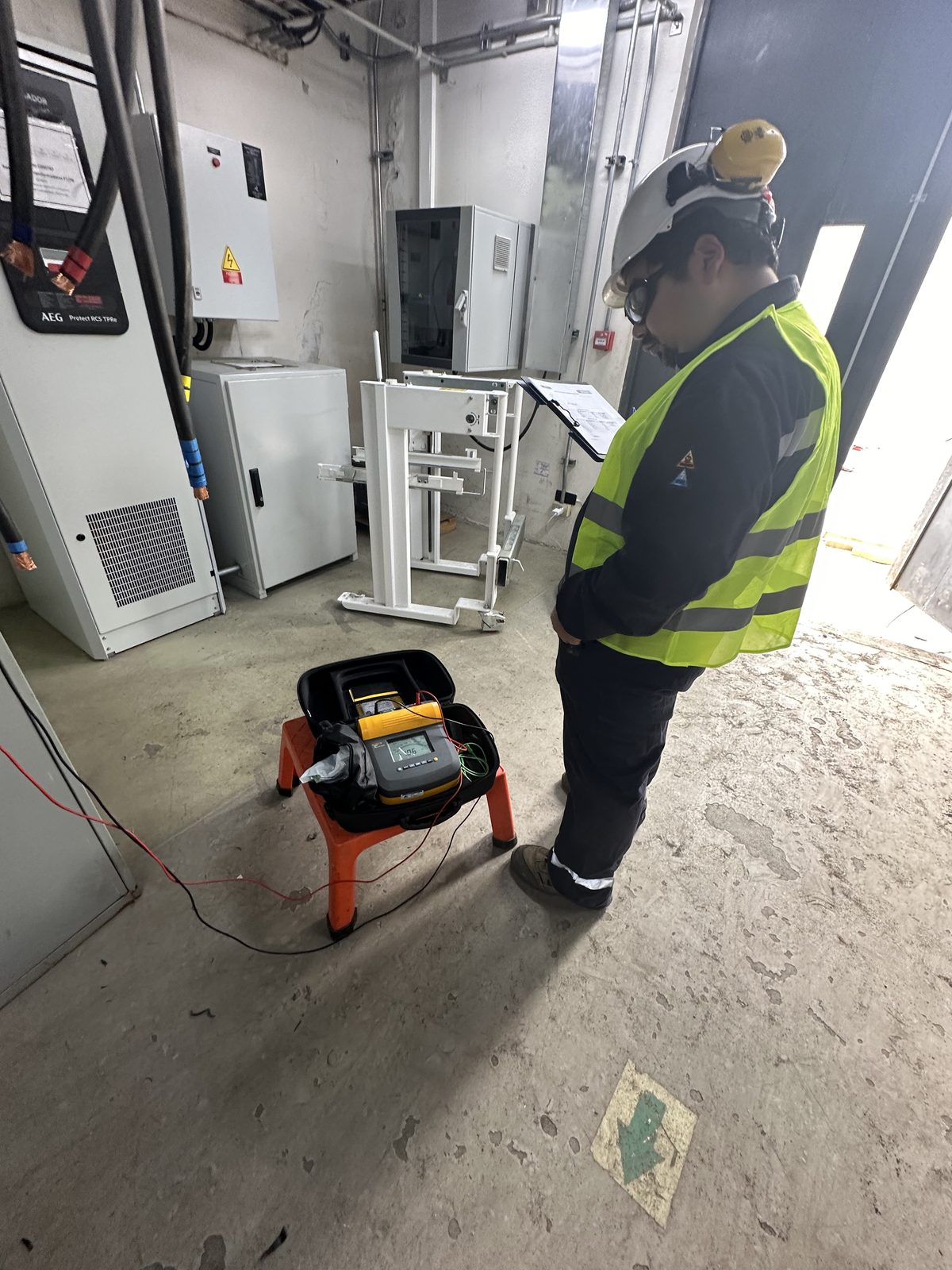 Técnico inspeccionando tablero eléctrico en sala eléctrica