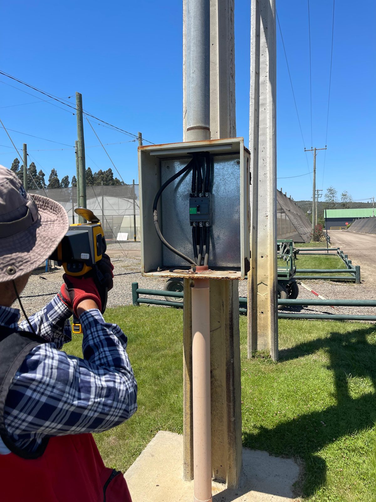 Inspección termográfica de gabinete eléctrico en terreno